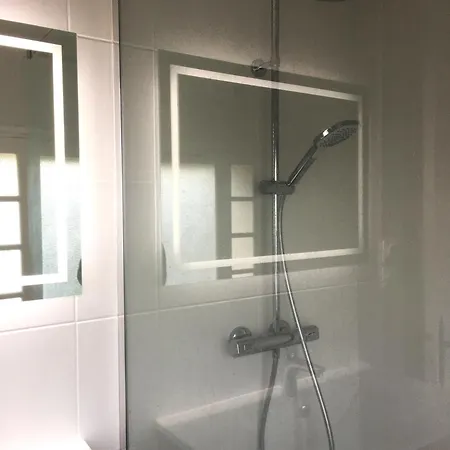 St-clair Villa, Piscine & Pinede וילה